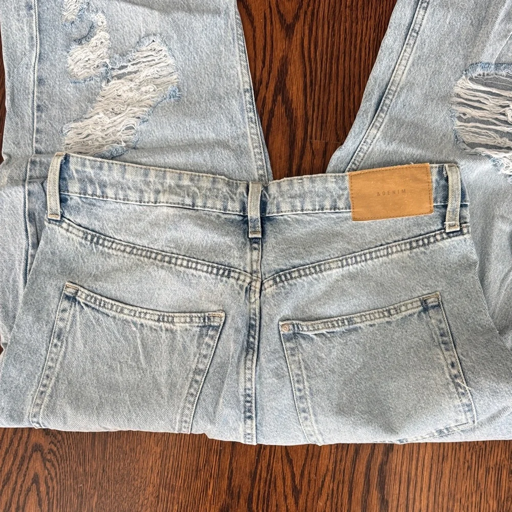 🎈🎈 H&M Distressed Light Blue Jeans - Picture 3 of 4